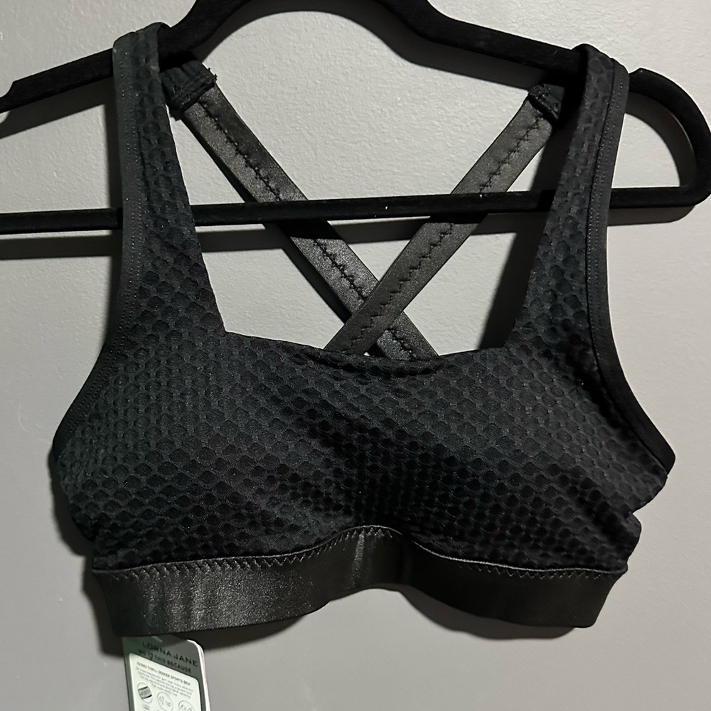 Laura Jane quilted sports bra with silk like straps - Picture 1 of 4